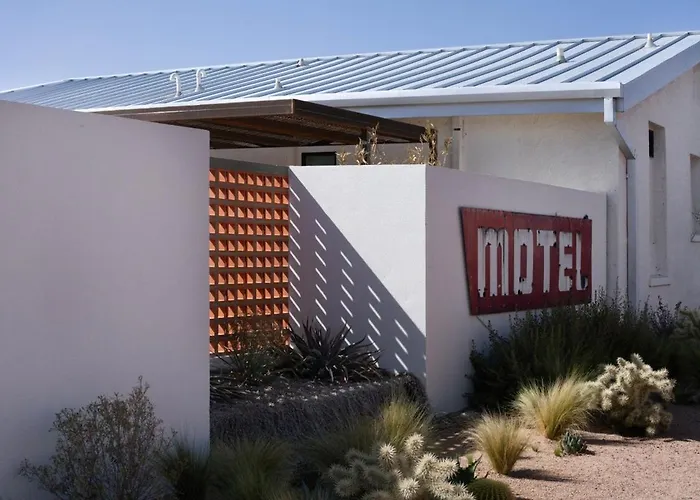 Artful Studio At Iconic Property